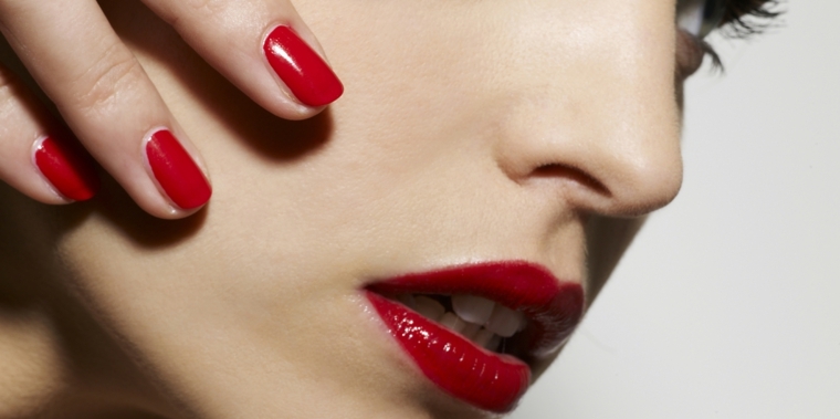 nail art rosso, una manicure realizzata con uno smalto scuro e non troppo lucido per un effetto ancor più elegante