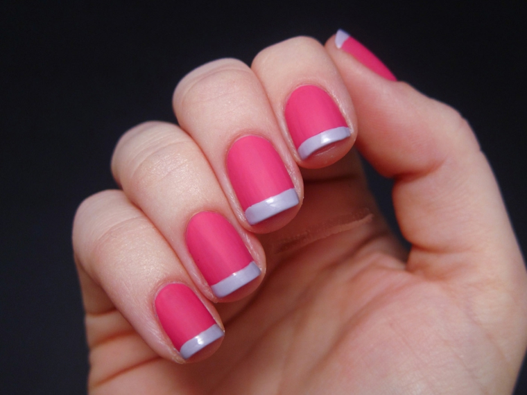 una manicure per unghie french colorata con riga grigia e base rosa ciclamino opaca