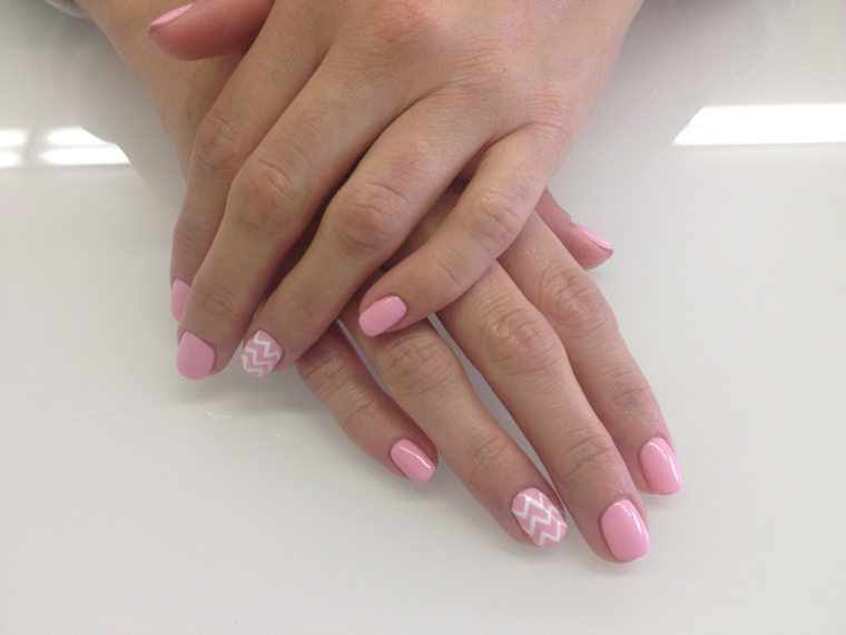gel rosa antico, una manicure elegante e discreta con l'anulare decorato con lo smalto bianco