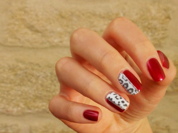 nail rosse, una proposta realizzata con uno smalto brillante scuro e decorazioni maculate