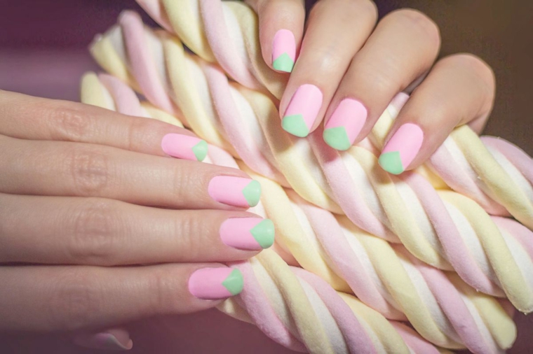 Marshemllow colorati, unghie gel particolari, forma unghie squadrata, mani di una donna