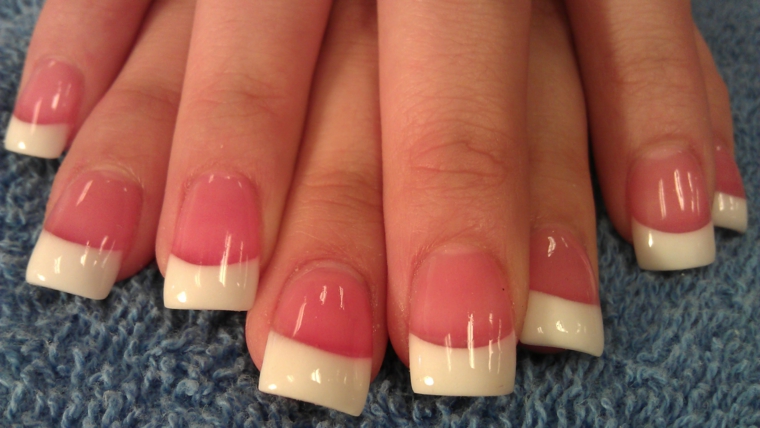 una classica french manicure con base rosa realizzata su unghie lunghe e squadrate