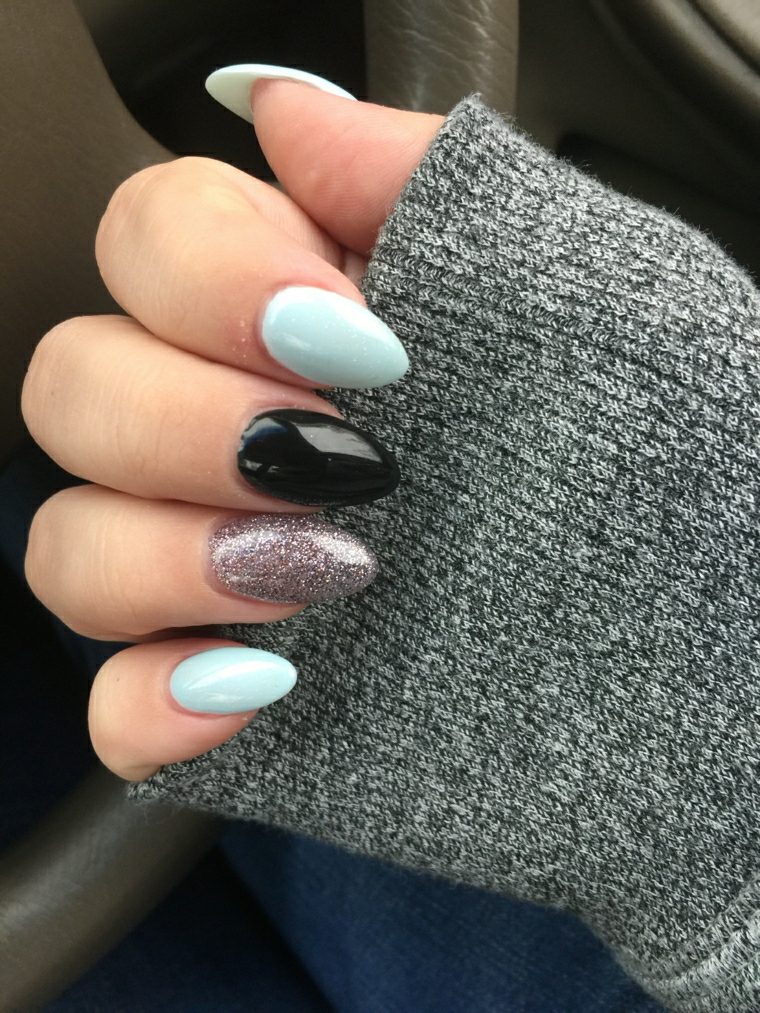 Decorazione unghie con smalto glitter di colore grigio e forma stiletto di media lunghezza 