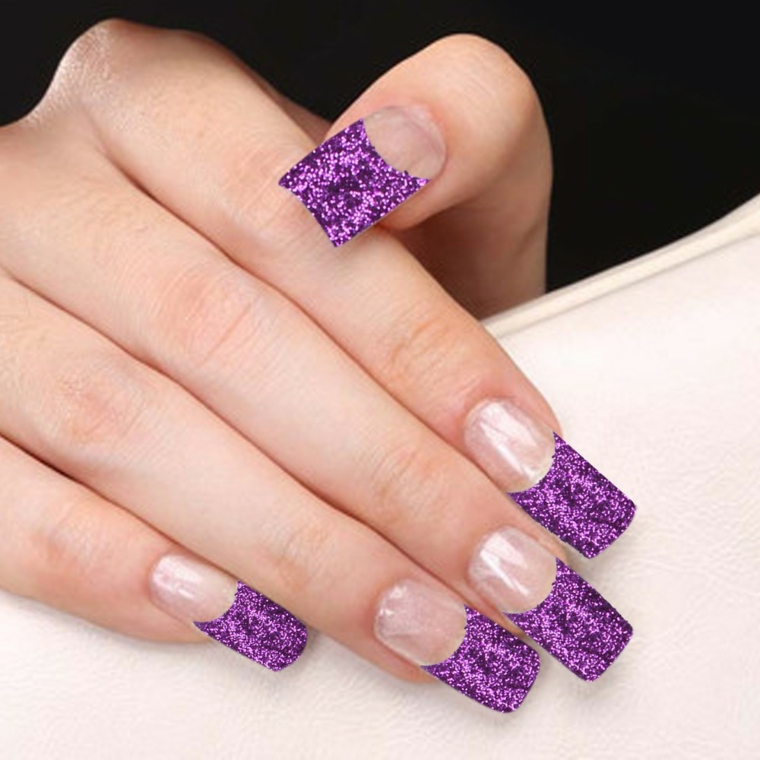 idea per gel unghie french realizzata con dello smalto viola chiaro con brillantini