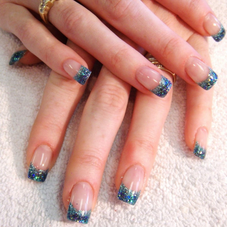 una manicure unghie french colorate realizzata con dello smalto blu con dei brillantini