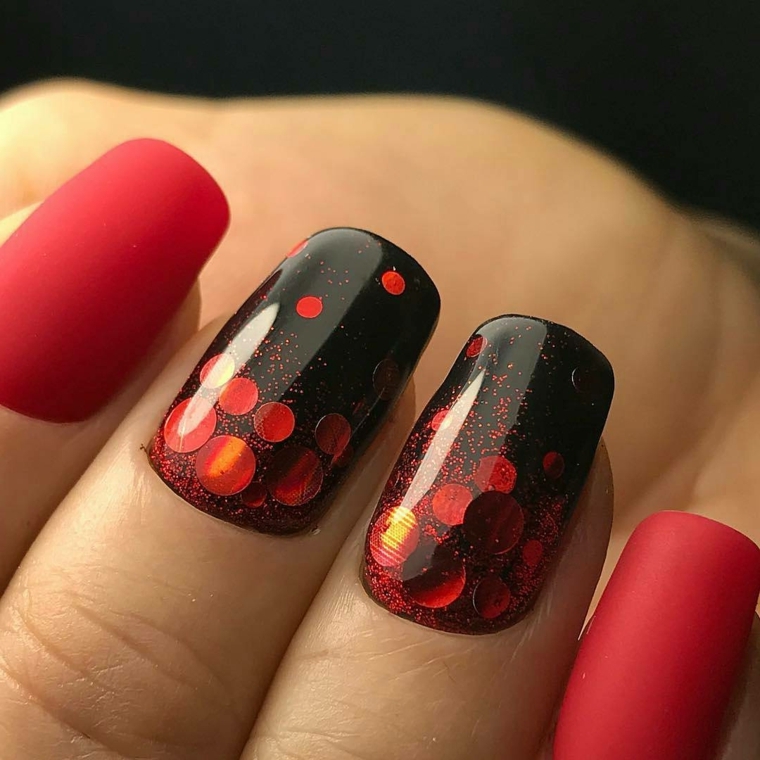 unghie rosso, una manicure spettacolare che gioca sul contrasto tra i accesi del rosso e il nero