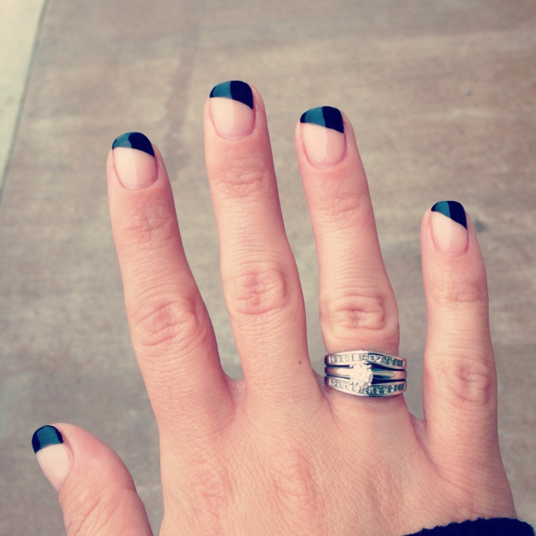 Manicure perfetta, french di colore blu, anello in oro bianco, unghie corte