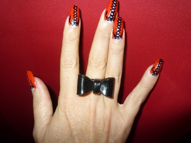 nail art rosso, una manicure originale e seducente con dettagli neri e bianchi