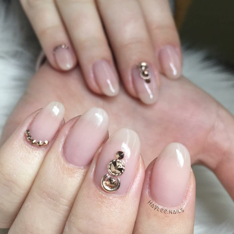 Manicure perfetta, smalto di colore rosa chiaro, decorazioni unghie con brillantini