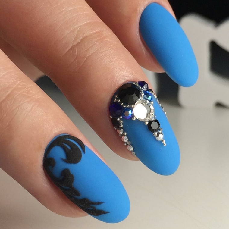 Disegni facili per unghie di colore blu con brillantini e un accent nail di colore nero ruvido 