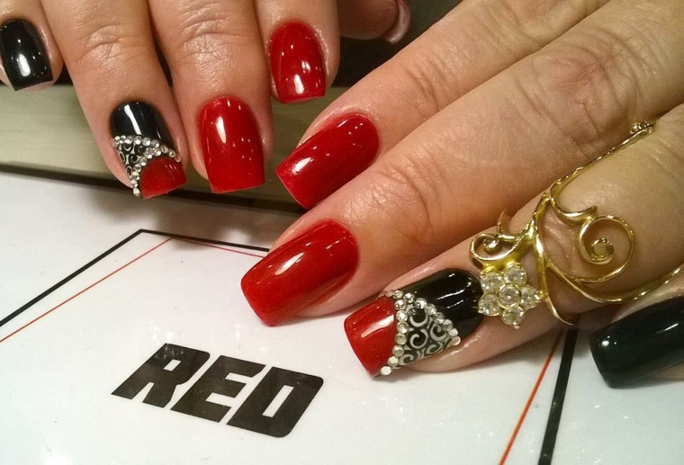 gel unghie rosse, una manicure elegante e sofisticata con anulare e medio decorati