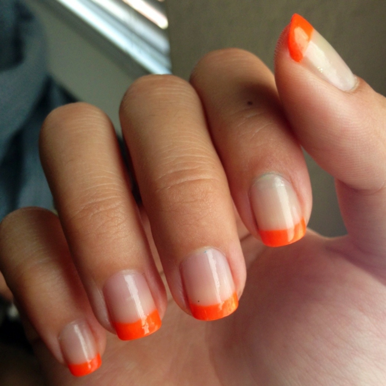 un'idea per french unghie immagini ideale per l'estate con riga arancione e base trasparente
