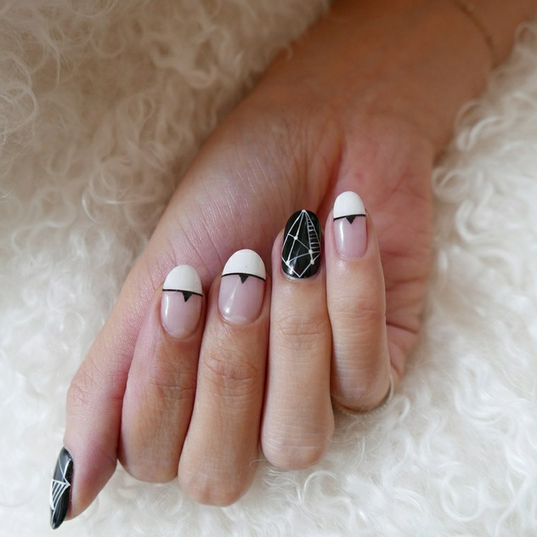 French manicure di colore bianco con linea nera e base trasparente