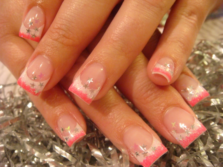 unghie primaverili, proposta per creare una french manicure con la riga rosa