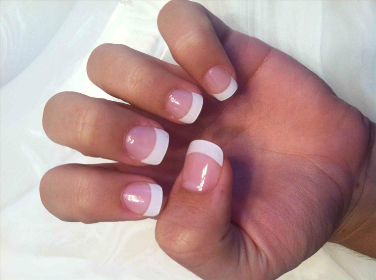 unghie rosa, proposta per creare una feench manicure con una riga spessa bianca