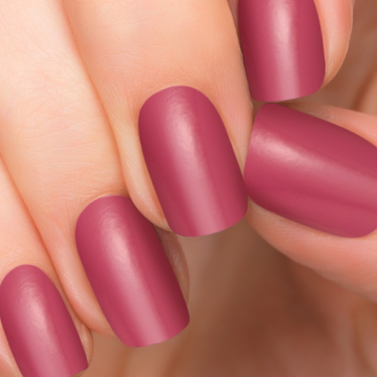 gel rosa antico, una manicure in una tonalità di tendenza con finitura opaca