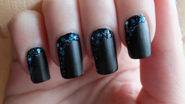 Smalto di colore nero effetto mat e decorazione unghie con paillettes blu