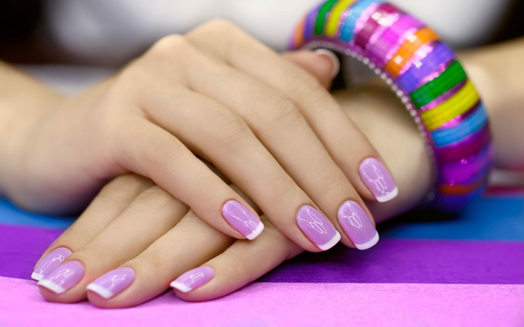 French manicure di colore bianco su una base viola e disegno bianco 