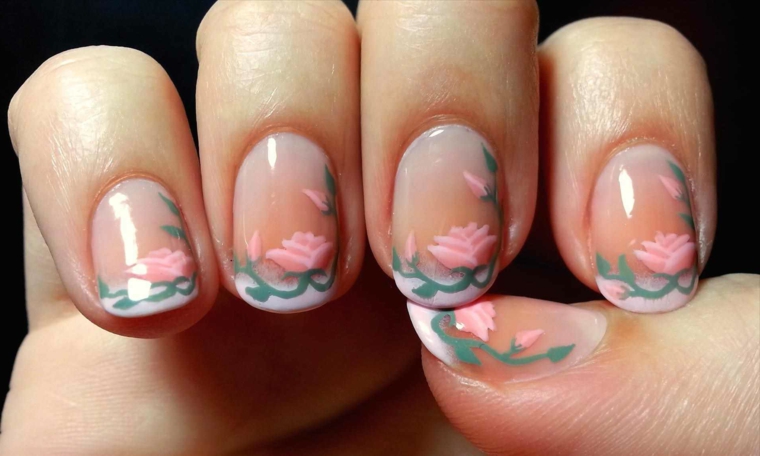 una proposta per unghie french molto elegante e delicata con dei fiori rosa chiaro