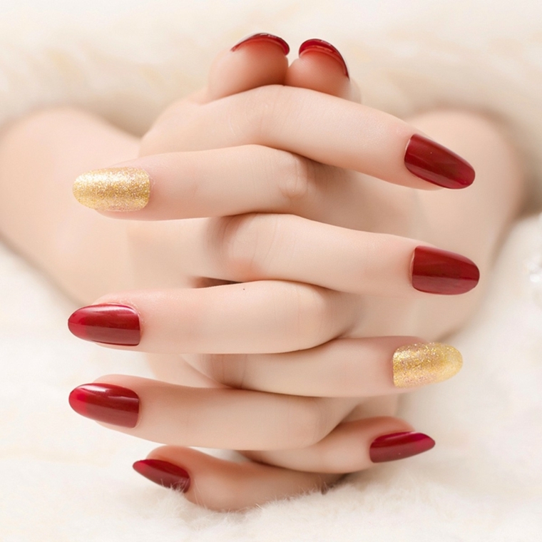 nail rosse, un'idea per realizzare una manicure elegante e raffinata con un tocco dorato
