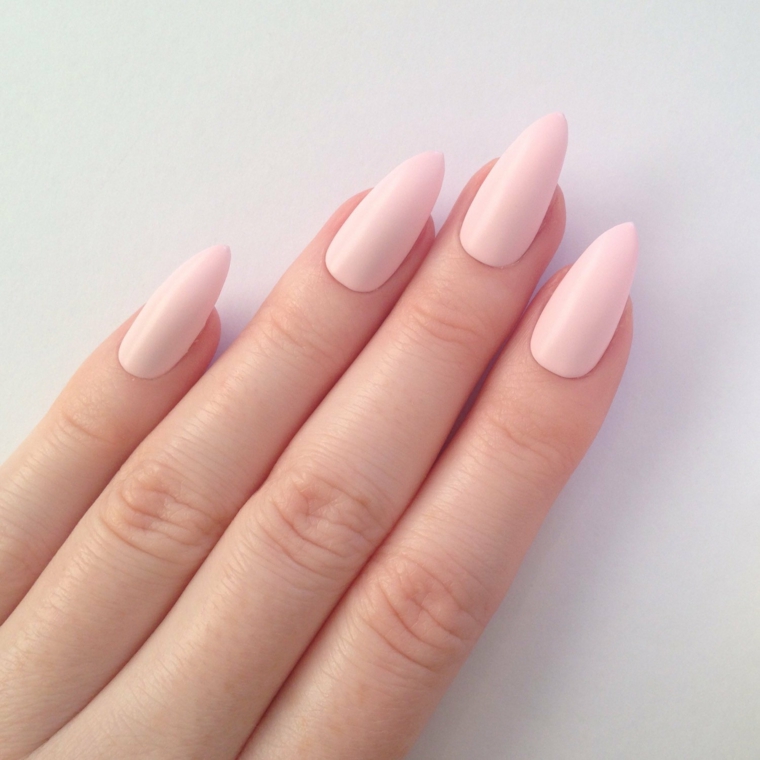 una manicure raffinata e discreta realizzata su unghie a stiletto con uno smalto rosa baby