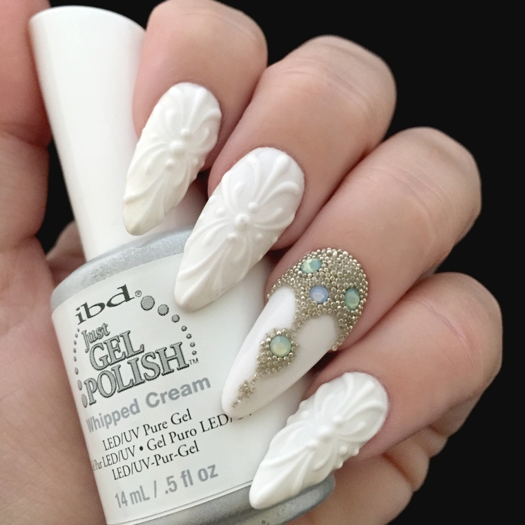 Idea per la decorazione delle unghie a stiletto con smalto bianco 3d e accent nail con perle e brillantini 