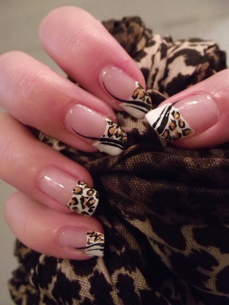 una proposta per realizzare una manicure french colorato ispirandosi alla fantasia leopardata