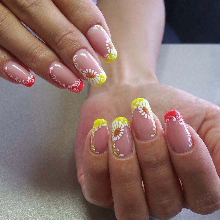 una manicure con french unghie con colori accesi, rosso e giallo, decorazioni bianche