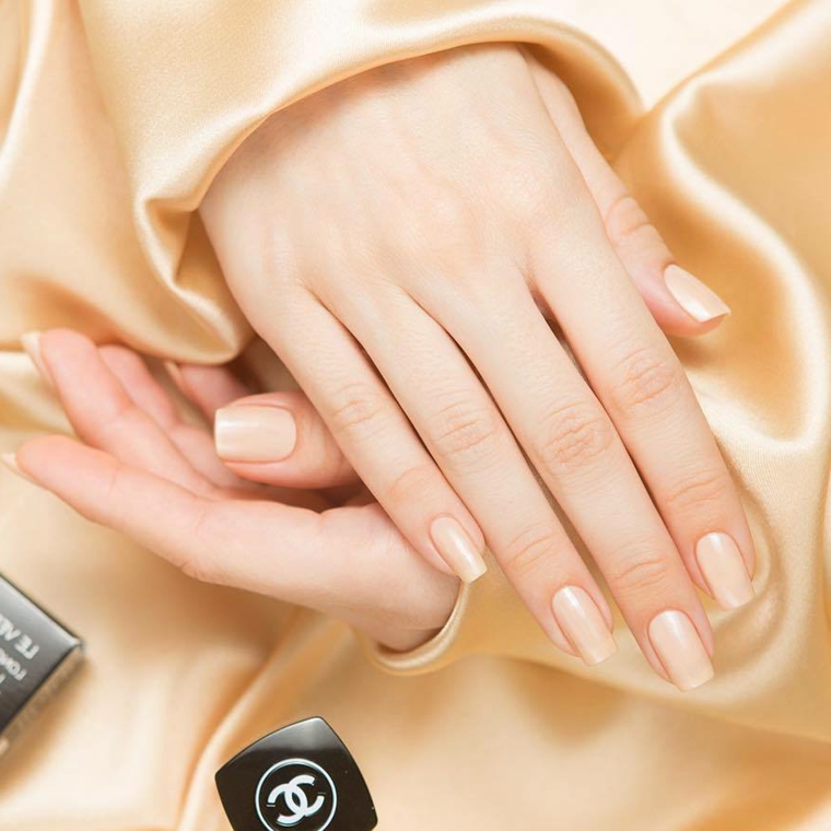 esempio di nail art naturale nella tonalità color carne chiara, unghie lunghe e squadrate