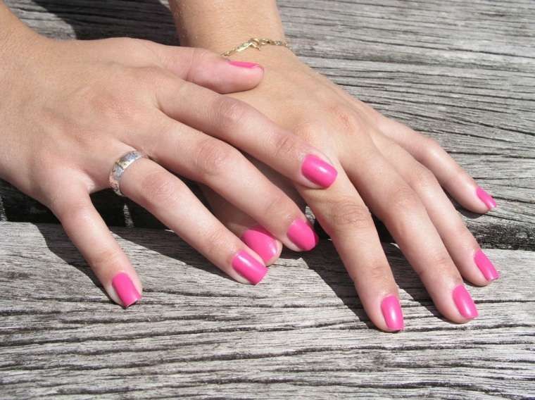 unghie gel rosa, una proposta in una tonalità accesa su unghie corte e squadrate