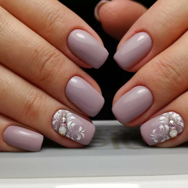 Unghie bellissime, smalto colore viola, manicure con disegni di fiori