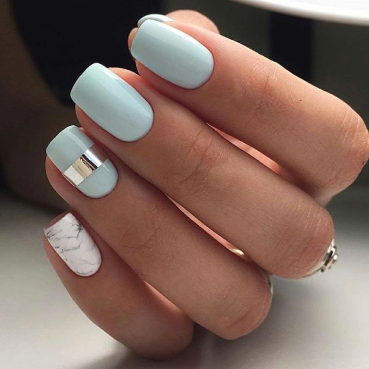 Nail art elegante con un accent nail grigio striscia, azzurro chiaro per unghie di media lunghezza 