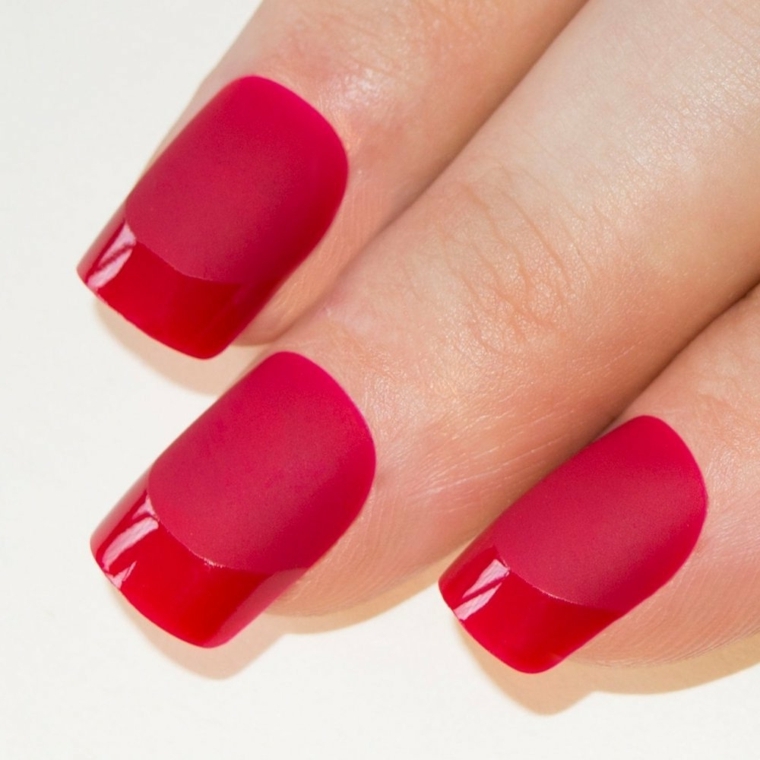 unghie rosse, una versione originale della classica french manicure
