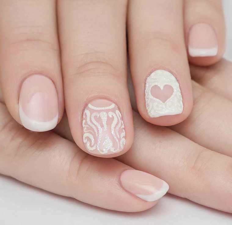 nail art creativa e romantica, adatta anche ad una sposa con unghie rosa antica e decorazioni bianche