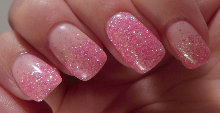 gel unghie rosa, una manicure realizzata utilizzando uno smalto con dei glitter rosa
