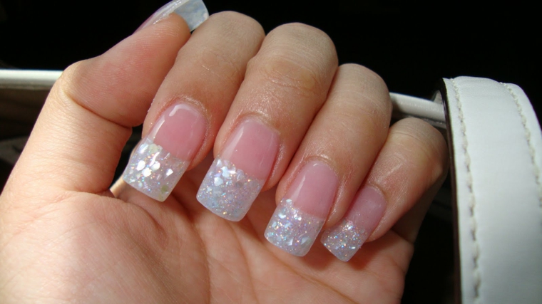 una proposta per unghie french lunghe decorate con dei brillantini argento e base rosa