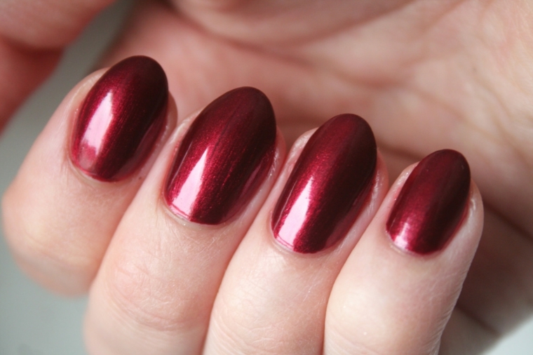 gel rosso, una manicure semplice quanto elegante con smalto bordeaux metallizzato
