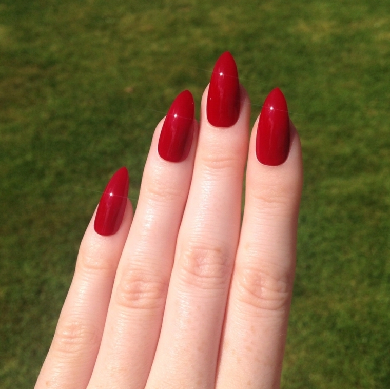 unghie rosse, una proposta sexy ed elegante grazie alla tonalità di rosso e alla forma a stiletto