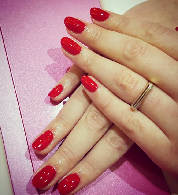 nail art rosso, una manicure impeccabile con smalto dalla finitura lucida