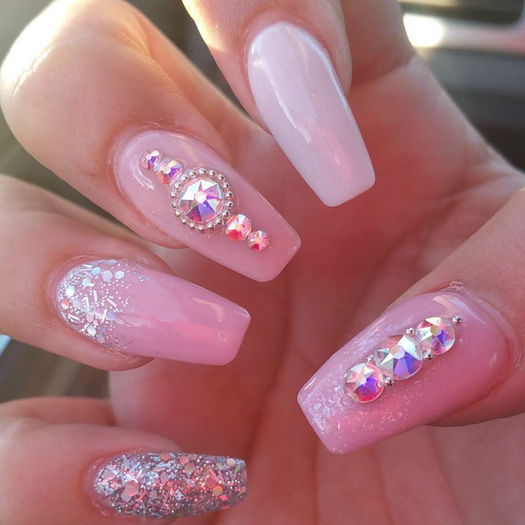 manicure elegante e raffinata realizzata con una base rosa, glitter e pietre brillanti 