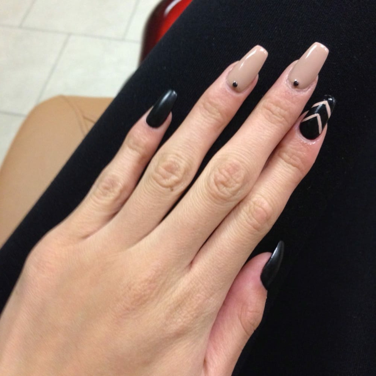 Unghie bicolore, decorazioni unghie con brillantini, smalto di colore nero