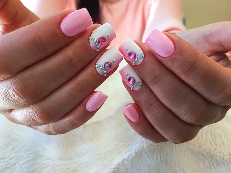 gel unghie rosa, una manicure elegante e brillante con dei glitter argento e rosa