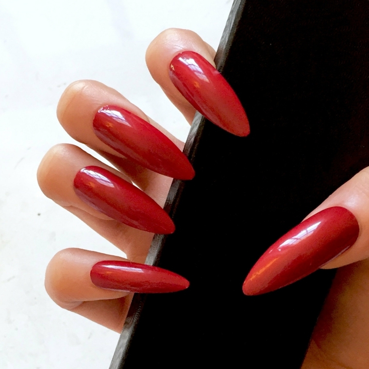 gel rosso, una manicure aggressiva e sexy grazie alla tonalità di rosso e alla forma a stiletto