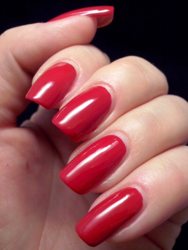 unghie rosse, una manicure realizzata con uno smalto dalla tonalità classica e top brillante