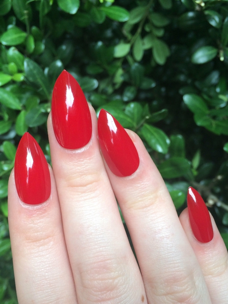 smalto rosso, una proposta per realizzare una manicure elegante ed extra brillante