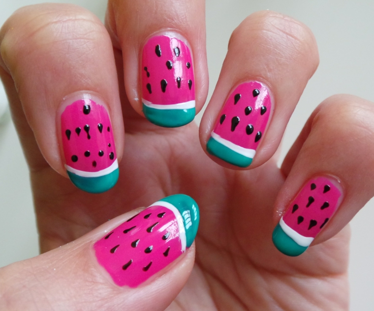 nail art design dedicata all'estate e ai suoi frutti colorati e golosi: l'anguria