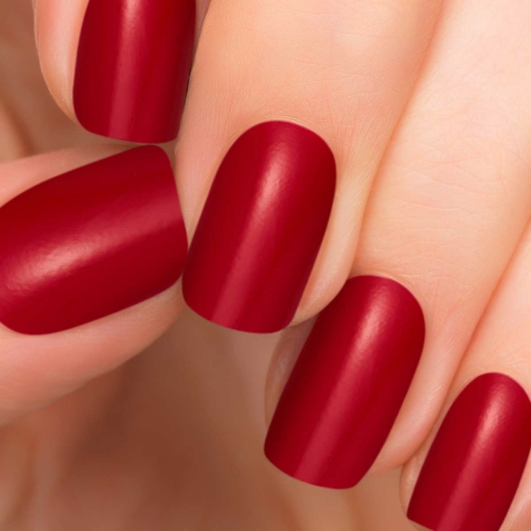 nails rosse, una manicure di tendenza realizzata con uno smalto dalla finitura opaca