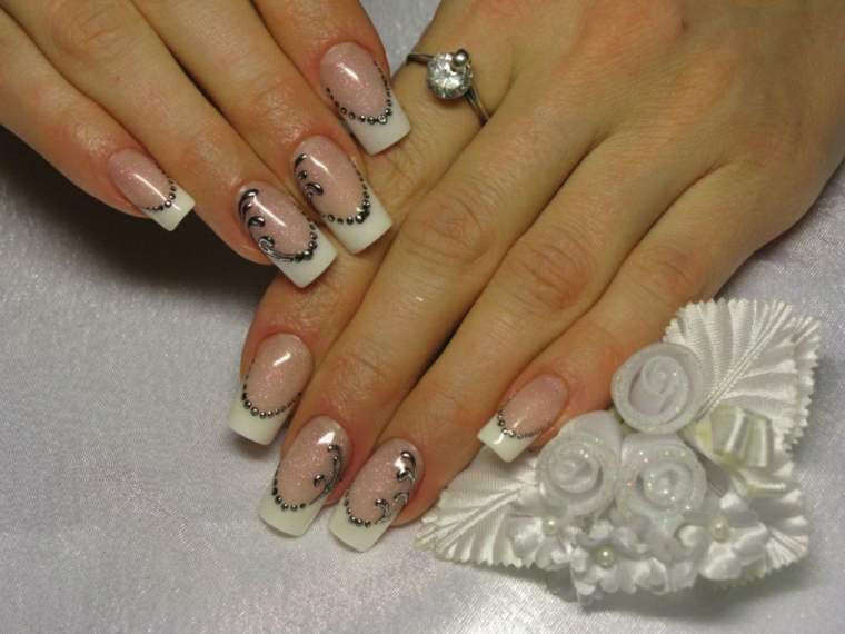 una proposta per realizzare delle french unghie gel ideali anche per il matrimonio con delle decorazioni argento