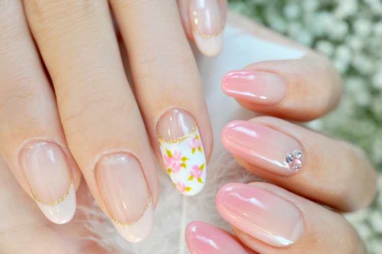 Disegni facili da fare, unghie a mandorla di colore trasparente con uno accent nail motivi floreali e brillantini 
