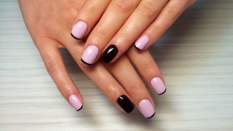 Immagine di unghie eleganti con smalto rosa e una french manicure nera, accent nail di colore nero